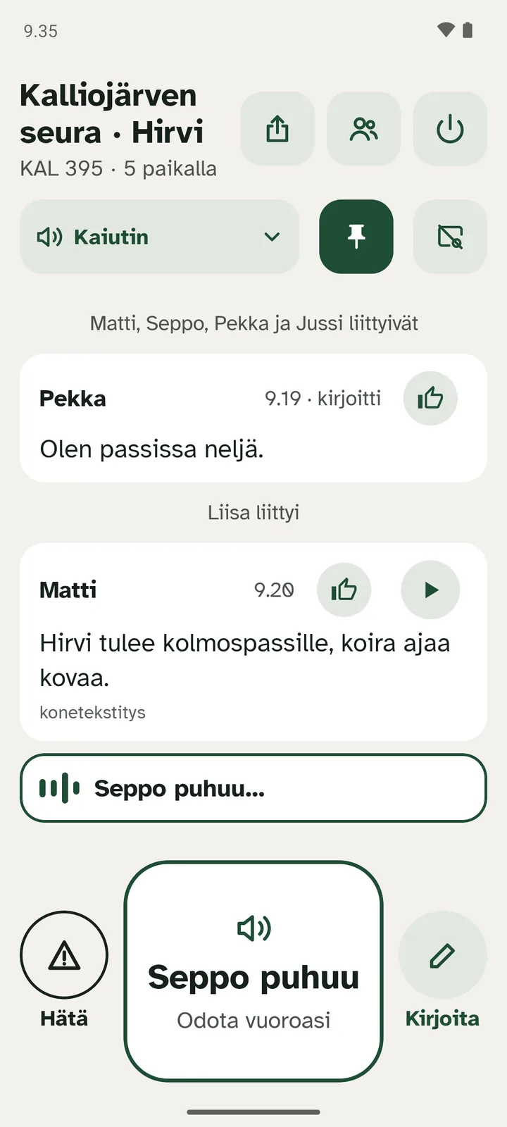 Jahtiradion jahtinäkymä: Seppo puhuu porukalle, ja hänen puheensa näkyy tekstinä.